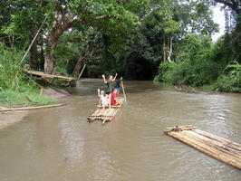 Vyfasovali jsme vor pro tři, který se zdá být hodně stabilní, takže parádička :-) | Thailand - Chiang Mai - Rafting, Sloni a tak - 9.8.2010